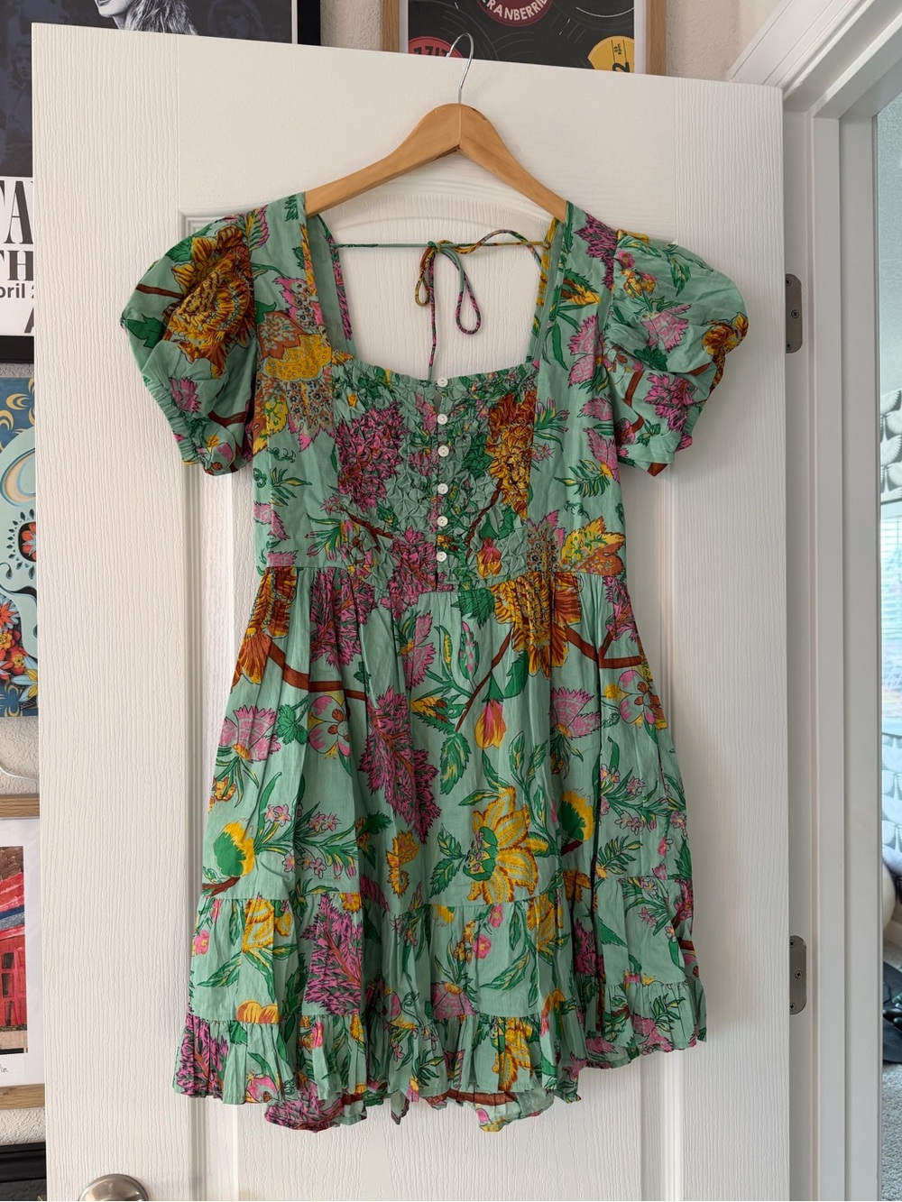 House of Harlow 1960, M puffed sleeves, pearlized buttons, green floral mini